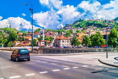 Saraybosna Şehir pitoresk sahne. / Pitoresk kent, Doğu Avrupa'da, Bosna Hersek sermaye şehir Saraybosna doğal manzaraya.