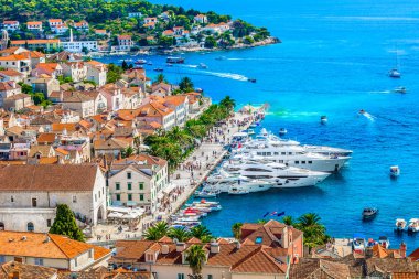 Hvar mesire riva hava. / Hvar kentindeki yaz beldesinde popüler turistik ünlü sahil hava manzaraya. Kimliği belirsiz kişi, seçici odak.