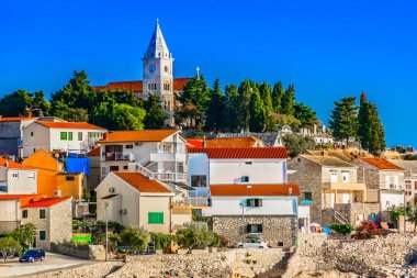 Primosten Ortaçağ kenti sahne. / Scenic view adlı eski ortaçağ şehir Primosten Hırvatistan, yaz seyahat hedefleri. 