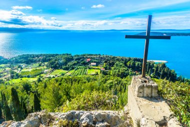 Split Marjan manzara sahil şeridi. / Marjan tepesi mermer Adriatic Coast, Split şehir sahne, üstten havadan görünümü. 