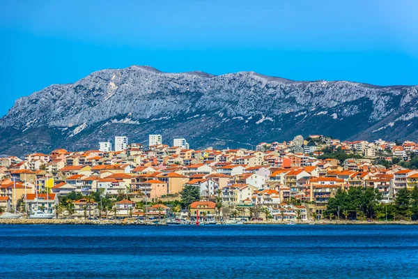 Podstrana kıyı şeridi Akdeniz sahne. / Pitoresk küçük kasaba bölünmüş şehir, Hırvatistan Akdeniz banliyösünde Podstrana manzaraya sahil. 