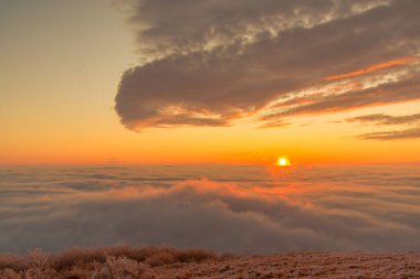 Rusya, Stavropol Bölgesi, 2019 kışında. 31 Aralık, şafak, bulutlu deniz manzarası.