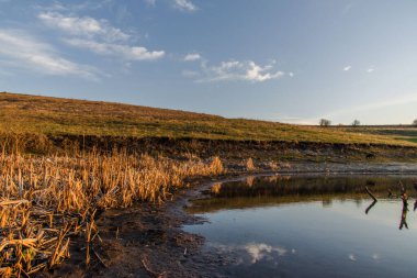 Rusya, Stavropol Bölgesi, 2020 baharında. 14 Nisan, gölde gün batımı
