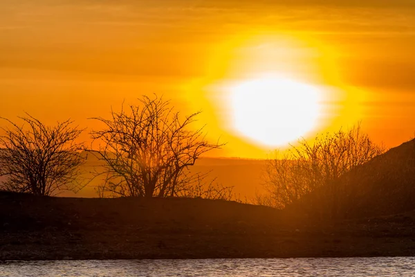 俄罗斯 斯塔夫罗波尔领地 2020年春 4月14日日落在湖上 — 图库照片