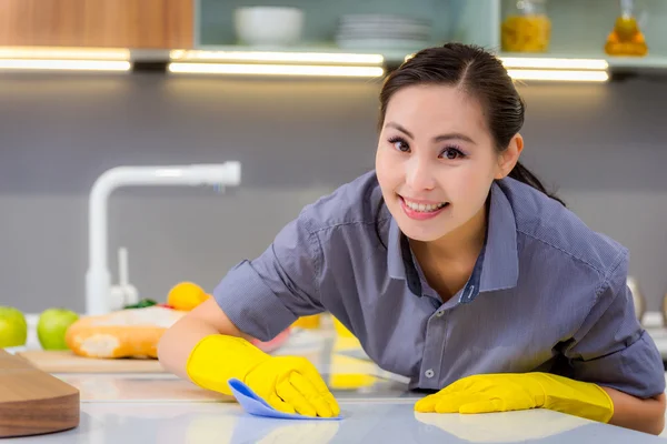 Cleaning in the kitchen — Stock Photo, Image