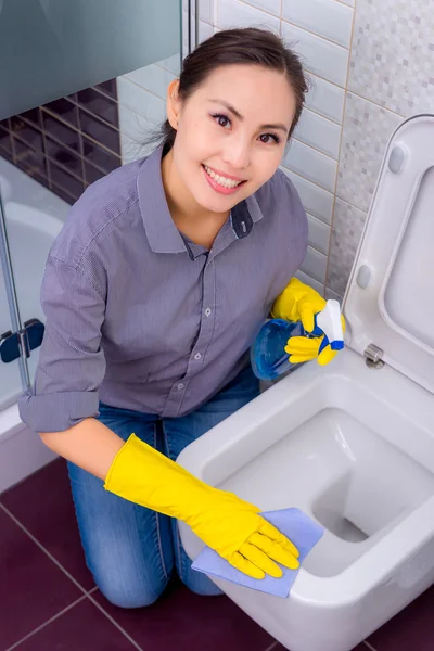 Cleaning in the restroom — Stock Photo, Image