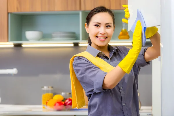 Уборка на кухне — стоковое фото