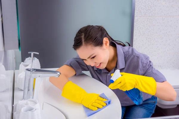 Limpieza en el baño — Foto de Stock