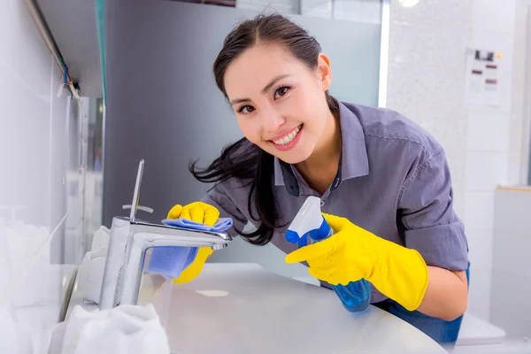 Cleaning in the restroom — Stock Photo, Image