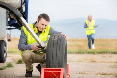 Kontrol uçak lastiği