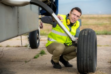 Kontrol uçak lastiği