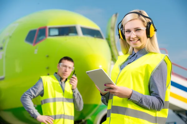 Flughafenarbeiter mit Flugzeug im Hintergrund — Stockfoto