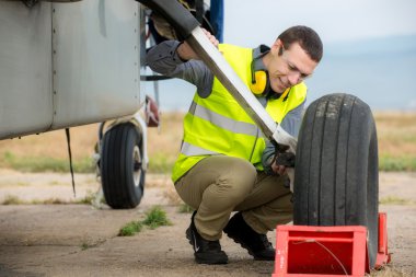 Kontrol uçak lastiği