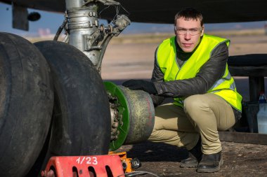 Mühendis sabitleme uçak tekerlek