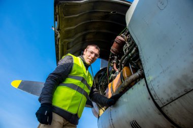 Mekanik uçak motoru yakınındaki