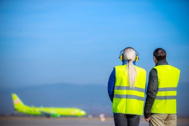 Havaalanı personeli uçak arıyorsunuz