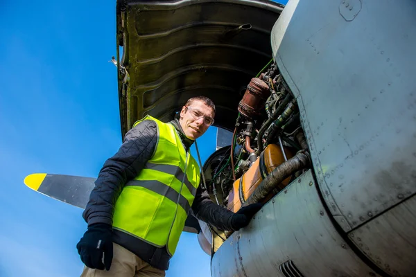 Mekanik uçak motoru yakınındaki
