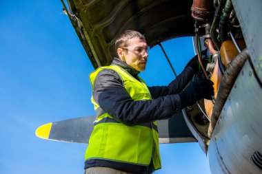 Mekanik uçak motoru yakınındaki