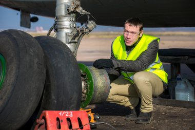 Mühendis sabitleme uçak tekerlek
