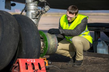 Mühendis sabitleme uçak tekerlek
