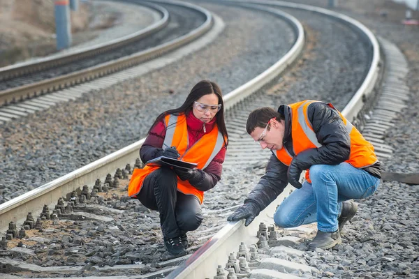 Järnvägen arbetstagare maintaing järnvägar — Stockfoto