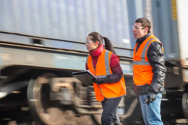 Trabajadores en un ferrocarril —  Fotos de Stock