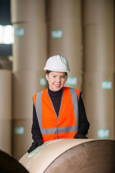 Papier molen fabrieksarbeider — Stockfoto