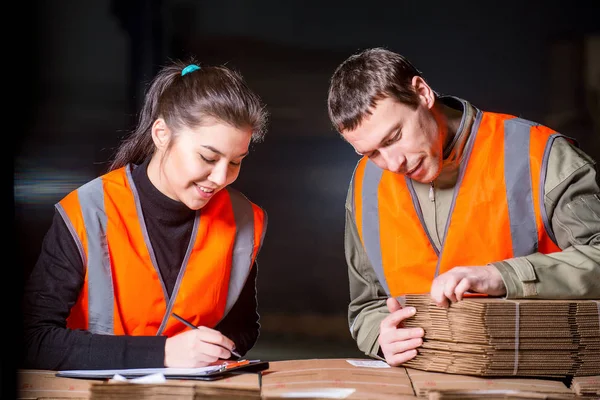 Usine de papier travailleurs — Photo