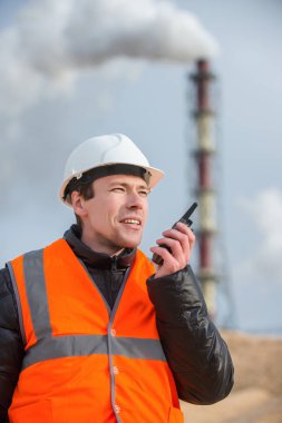 İşçi ile Fabrika arka plan üzerinde