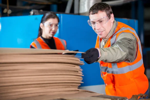 Trabalhadores da fábrica do moinho de papel — Fotografia de Stock