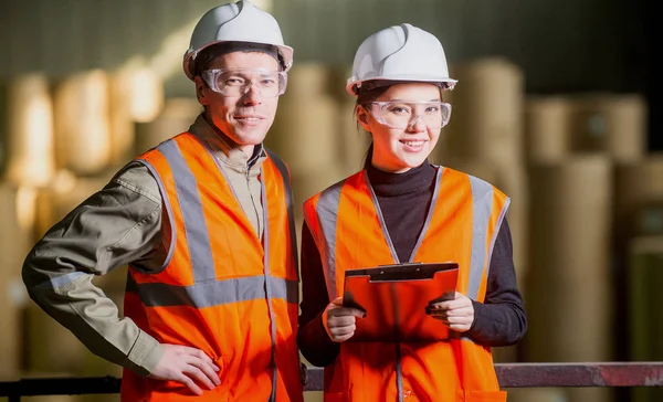 Paper mill fabriksarbetare — Stockfoto