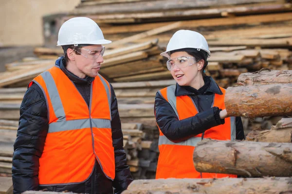 Gesneden bomen en werknemers — Stockfoto