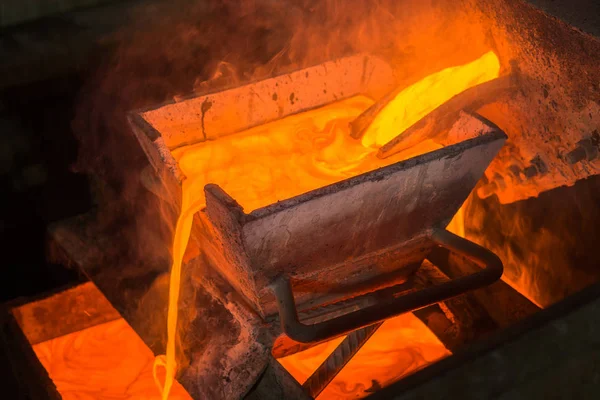 Moulting gold at a factory — Stock Photo, Image