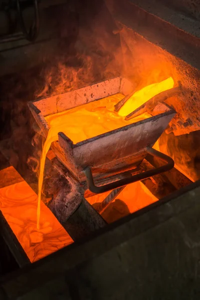 Ruggningen guld vid en fabrik — Stockfoto