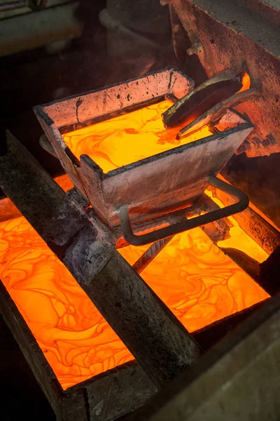 Moulting gold at a factory — Stock Photo, Image