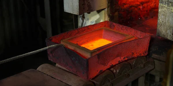 Línání zlato v továrně — Stock fotografie
