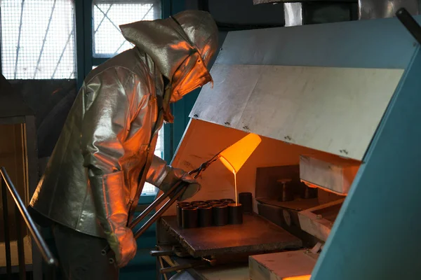 製錬工場で金 — ストック写真