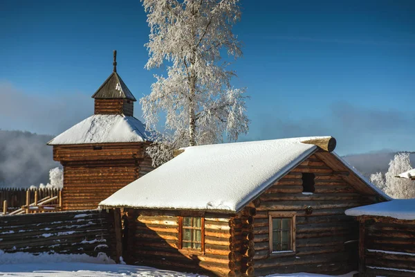Старые деревянные дома России — стоковое фото