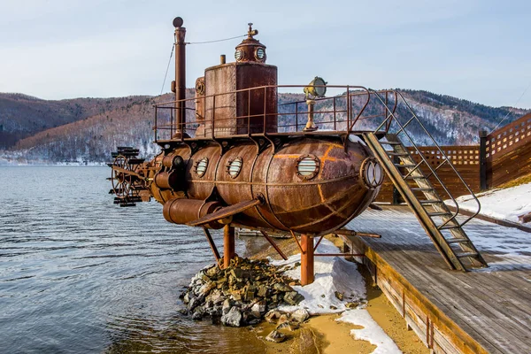 Vecchio sottomarino vicino al lago — Foto Stock