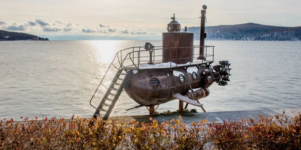 Vecchio sottomarino vicino al lago — Foto Stock