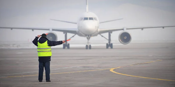 Flughafenmitarbeiter signalisiert — Stockfoto