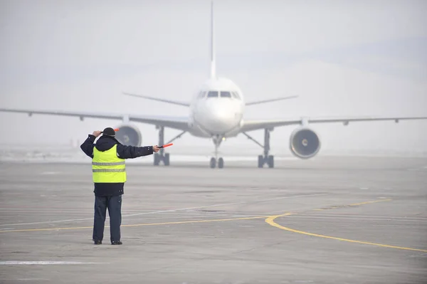 Flughafenmitarbeiter signalisiert — Stockfoto