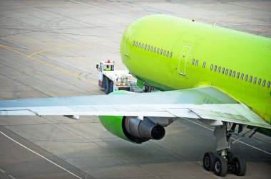 Bir Havaalanı'nda uçak çekme