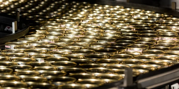 Many golden cans — Stock Photo, Image