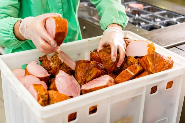 Carne em um cesto — Fotografia de Stock
