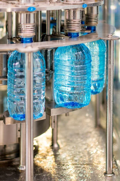 Llenar botellas con agua — Foto de Stock