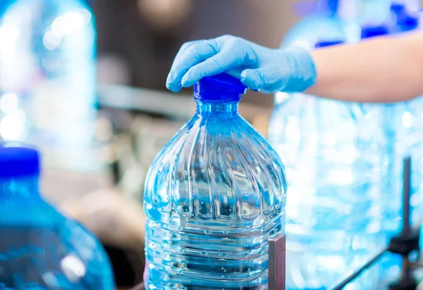 Botella con agua pura — Foto de Stock