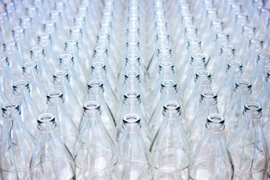 bir sürü cam şişeler