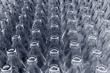 bir sürü cam şişeler