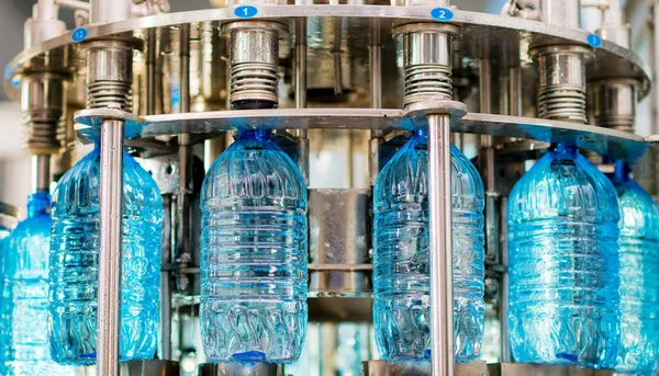 Llenar botellas con agua — Foto de Stock